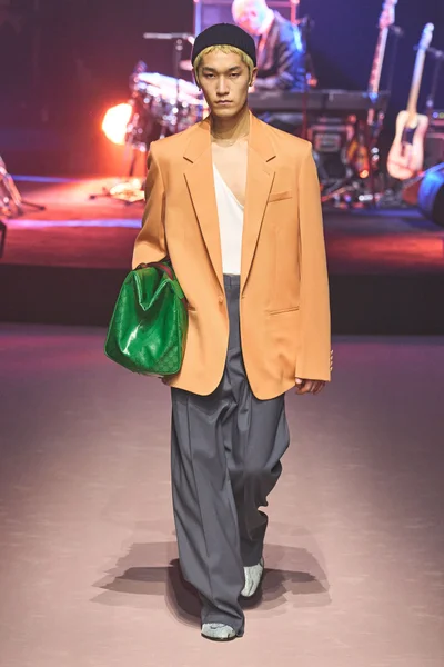 Look 16